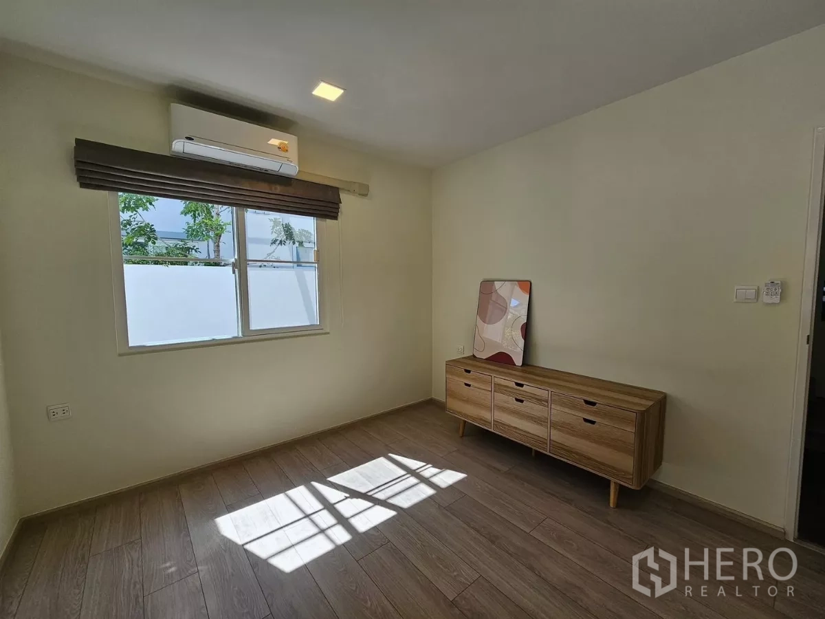 บ้าน ให้เช่าในBang Phli, Samut Prakan - ห้องชั้นล่างรับแสงธรรมชาติ มีเครื่องปรับอากาศและตู้ลิ้นชักไม้เตี้ย