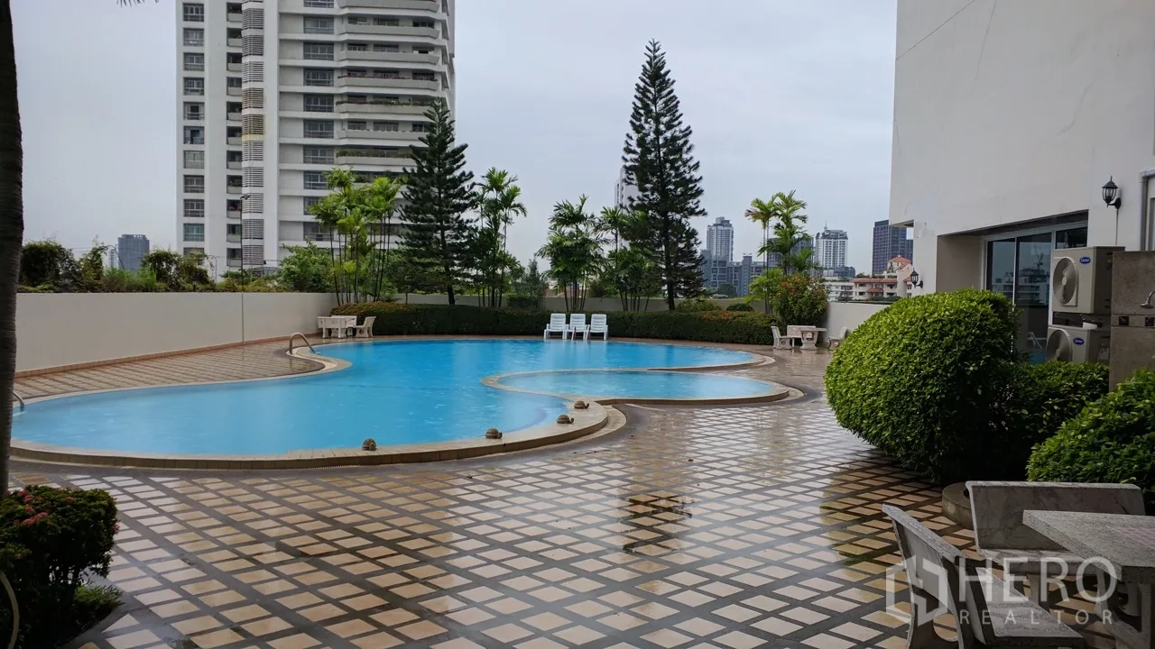 公寓 出租或出售在Watthana, Bangkok - 室外游泳池与曼谷天际线景观