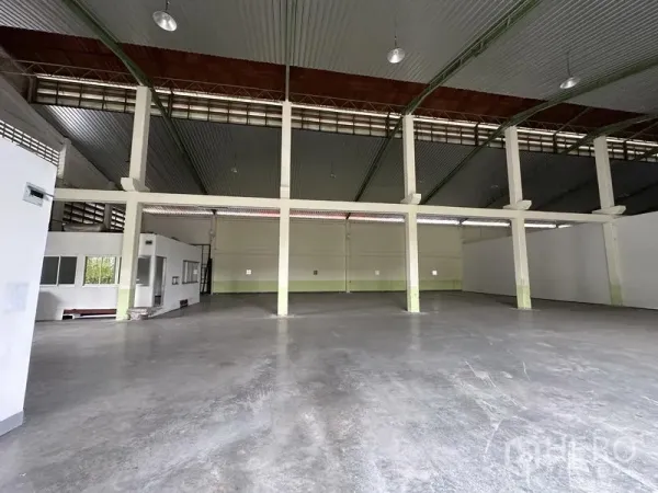 货栈 出租在Lat Krabang, Bangkok - 高挑仓库内部，混凝土地面、钢结构立柱与充足照明。