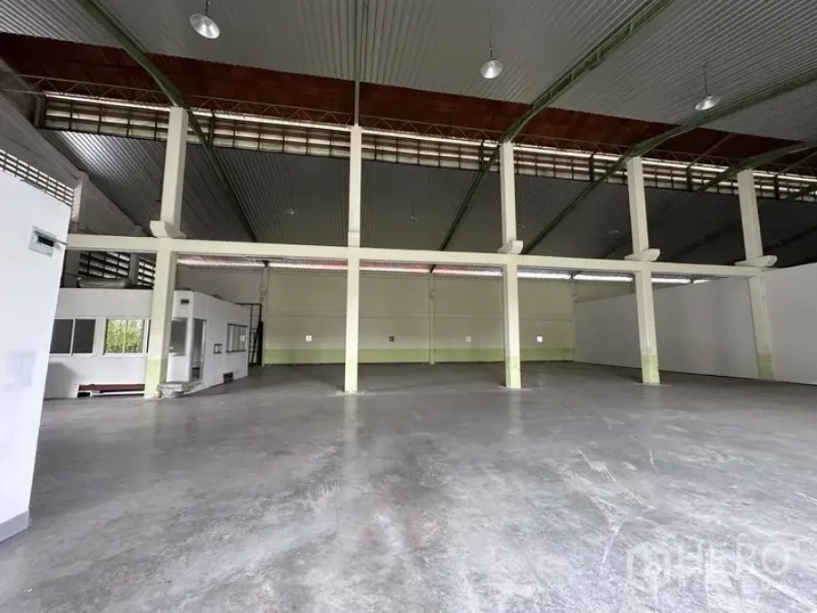 คลังสินค้า ให้เช่าในLat Krabang, Bangkok - ภายในโกดังเพดานสูง พื้นคอนกรีตขัดมัน เสาเหล็กและไฟส่องสว่างครบ