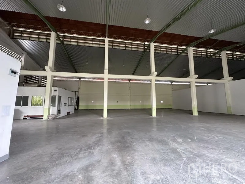 คลังสินค้า ให้เช่าในLat Krabang, Bangkok - ภายในโกดังเพดานสูง พื้นคอนกรีตขัดมัน เสาเหล็กและไฟส่องสว่างครบ
