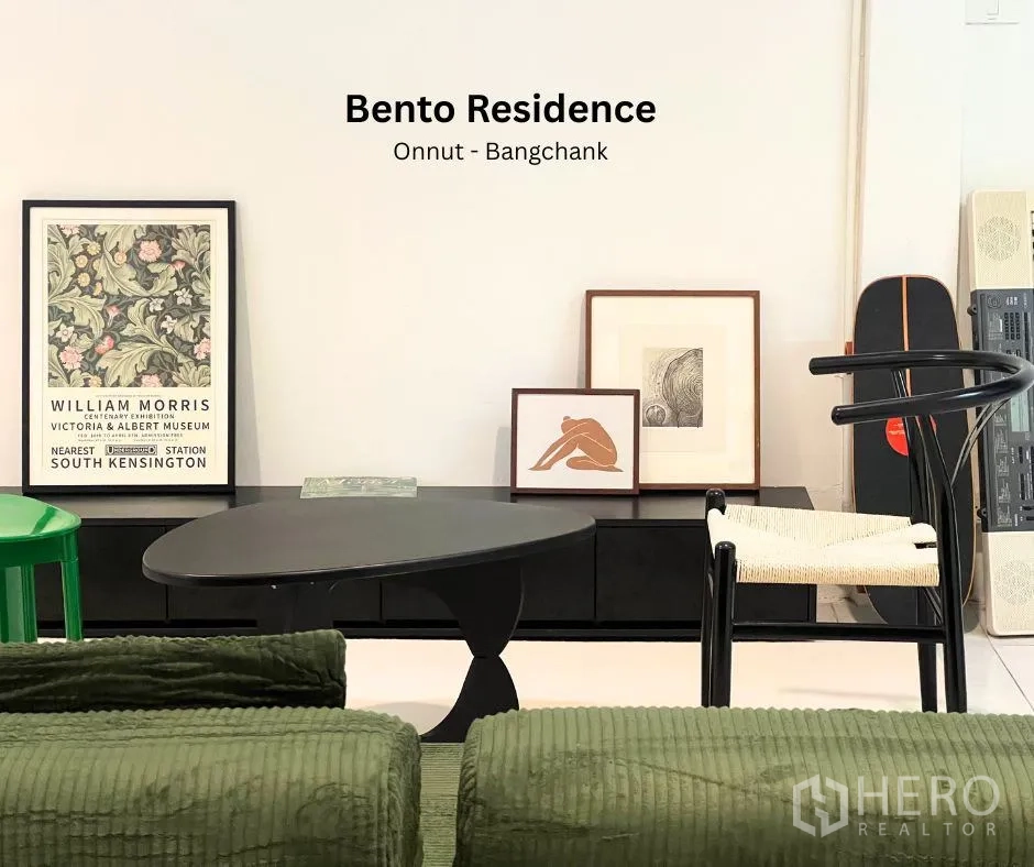 ทาวน์เฮาส์ ให้เช่า - ห้องนั่งเล่นสไตล์โมเดิร์น โต๊ะกลางสีดำ กรอบภาพ และเก้าอี้ดีไซน์