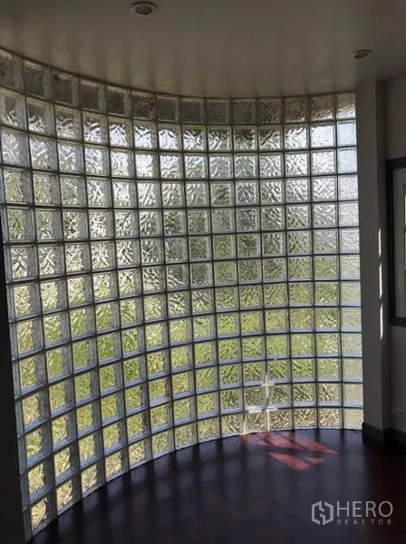ทาวน์เฮาส์ ให้เช่าในSuan Luang, Bangkok - ผนังกระจกบล็อกโค้ง รับแสงธรรมชาติสู่ภายใน
