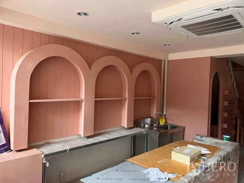 อาคารพาณิชย์ ให้เช่าหรือขายในWatthana, Bangkok - ชั้นวางโชว์ซุ้มโค้งเหนือเคาน์เตอร์หิน อ่างล้างสแตนเลส และแอร์ฝังฝ้า