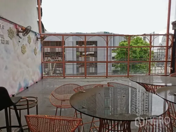 店屋 出租或出售在Watthana, Bangkok - 屋顶露台摆放圆桌与金属椅，眺望城市景观