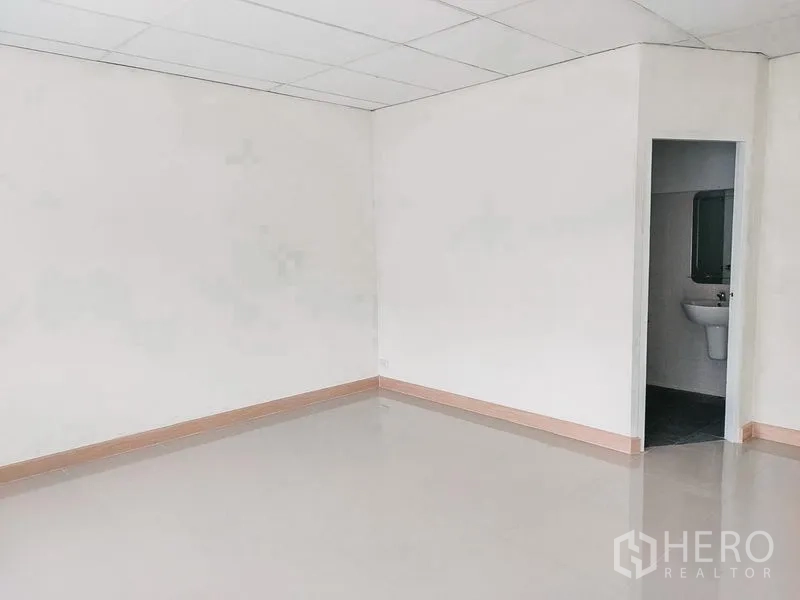 ทาวน์เฮาส์ ให้เช่าในChatuchak, Bangkok - ห้องกว้างเชื่อมไปยังห้องน้ำในตัว ผนังสีอ่อนและพื้นกระเบื้อง