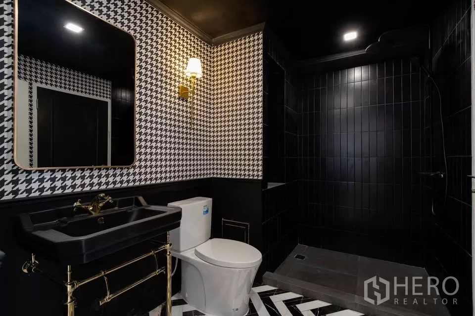คอนโด ขายในWatthana, Bangkok - ห้องน้ำดีไซน์ดำขาว ผนังลายฮาวด์ทูธ อ่างล้างหน้าสีดำ และฝักบัวแบบวอล์กอิน