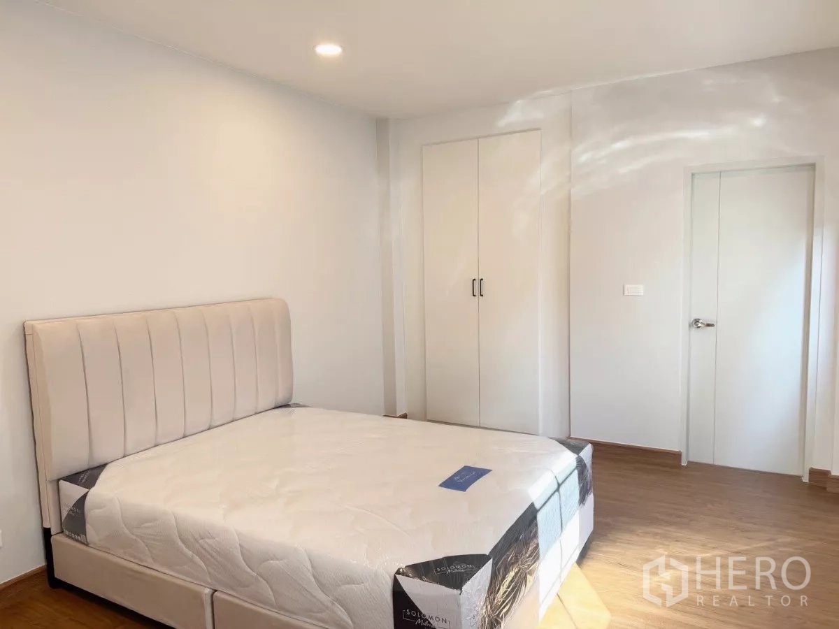 Detached House for rent or sale in Bang Phli, Samut Prakan - Guest bedroom with fitted wardrobe and neutral decor.