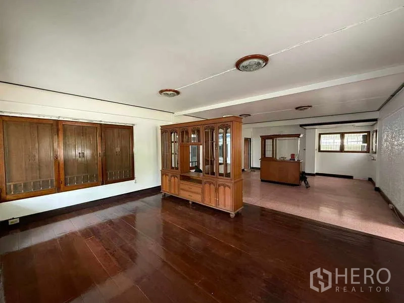 独立式住宅 出租在Watthana, Bangkok - 开放式起居空间，木地板、内置柜与大窗户。