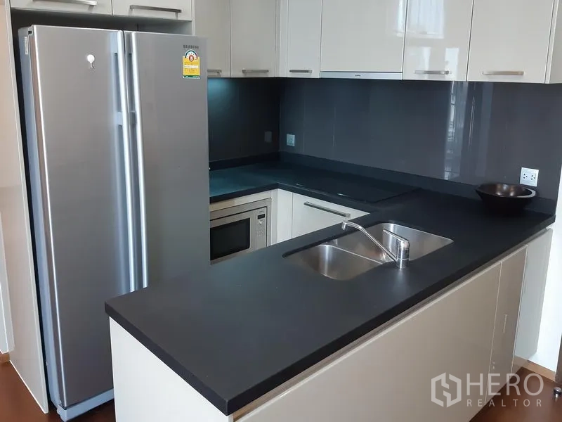 คอนโด ให้เช่าในWatthana, Bangkok - ครัวรูปตัว U เคาน์เตอร์สีเข้ม อ่างล้างจานคู่ ตู้เย็นสเตนเลส