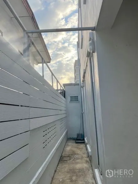 独立式住宅 出租在Huai Khwang, Bangkok - 房屋侧边狭长通道，隐私围栏与管线