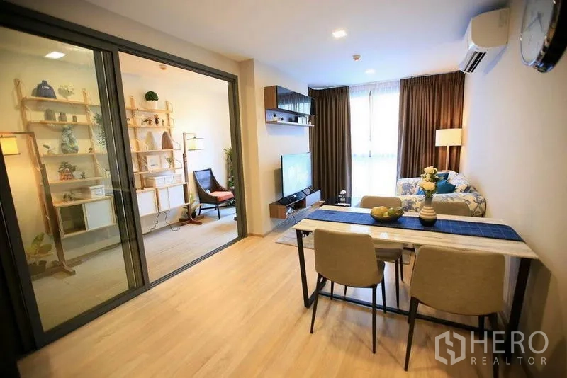 คอนโด ให้เช่าหรือขายในWatthana, Bangkok - โซนรับแขกและทานอาหารสว่าง โปร่ง พร้อมทีวี โต๊ะอาหาร และห้องกระจกกั้นส่วน