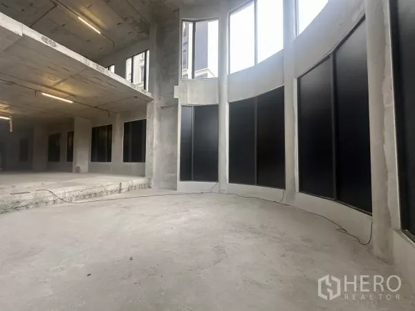 零售空间 出租在Watthana, Bangkok - 高挑层高的毛坯商铺，带弧形落地玻璃门面。