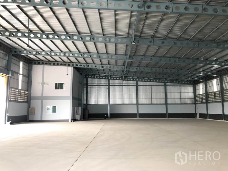 工厂 出租在Bang Len, Nakhon Pathom - 无柱生产大厅，可见内置办公室与抛光混凝土地面。
