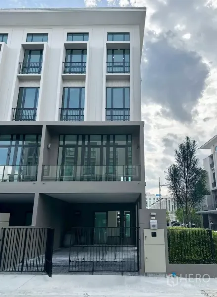 ทาวน์เฮาส์ ให้เช่าในChatuchak, Bangkok - หน้าบ้านทาวน์เฮ้าส์ 4 ชั้น มีที่จอดรถ ระเบียง และกระจกหน้าต่างสูง