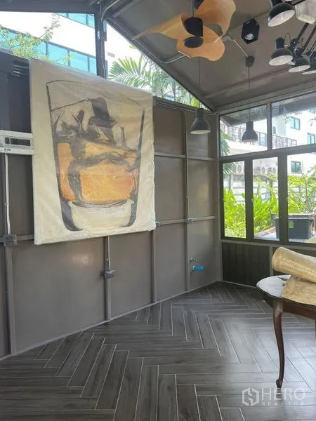 พื้นที่ขายปลีก ให้เช่าในSuan Luang, Bangkok - ภายในอาคารพื้นลายก้างปลา โคมไฟแขวน และหน้าต่างบานใหญ่