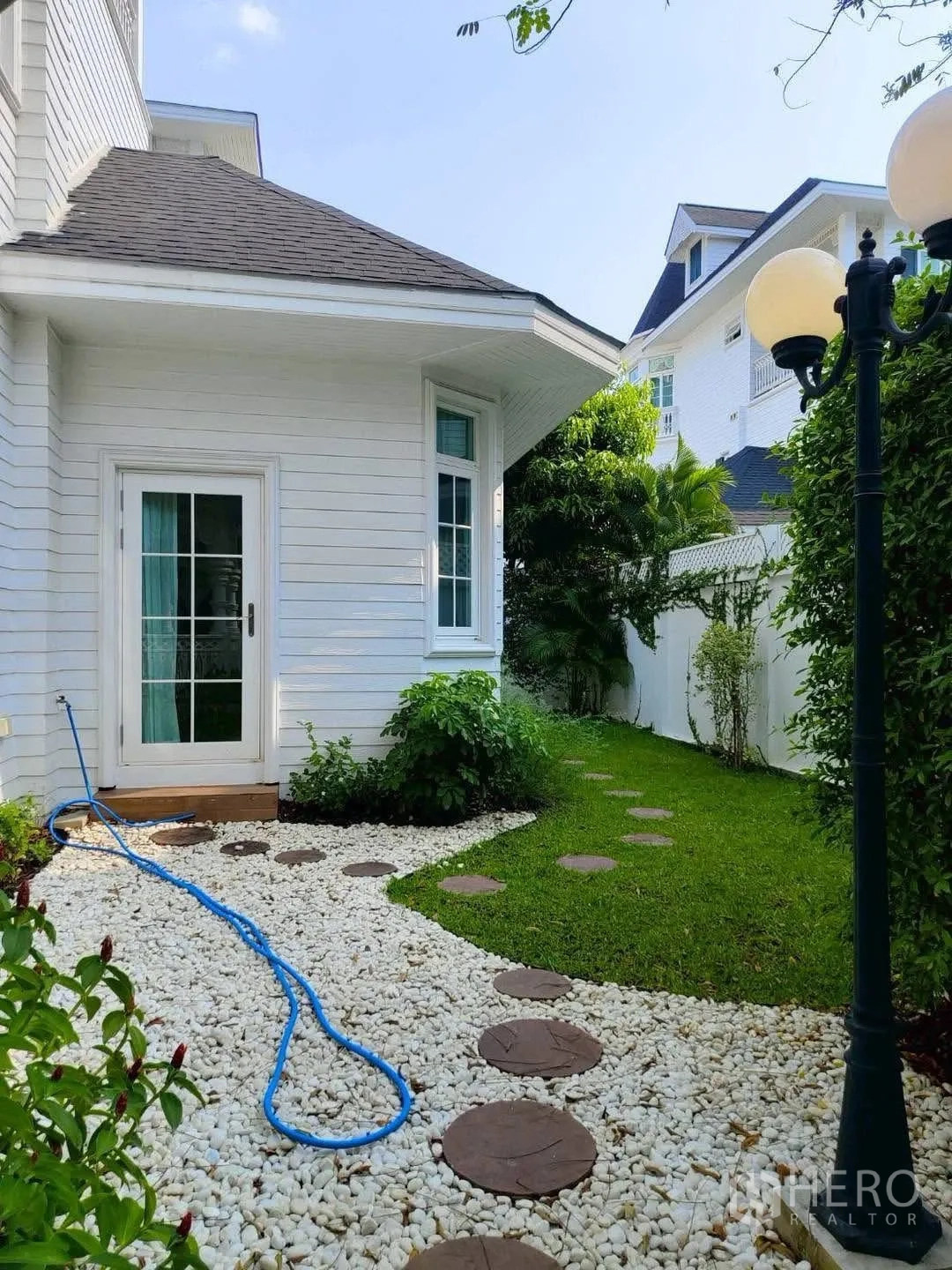 Detached House for rent in Bang Na, Bangkok - Small private garden with stepping stones and white pebbles.