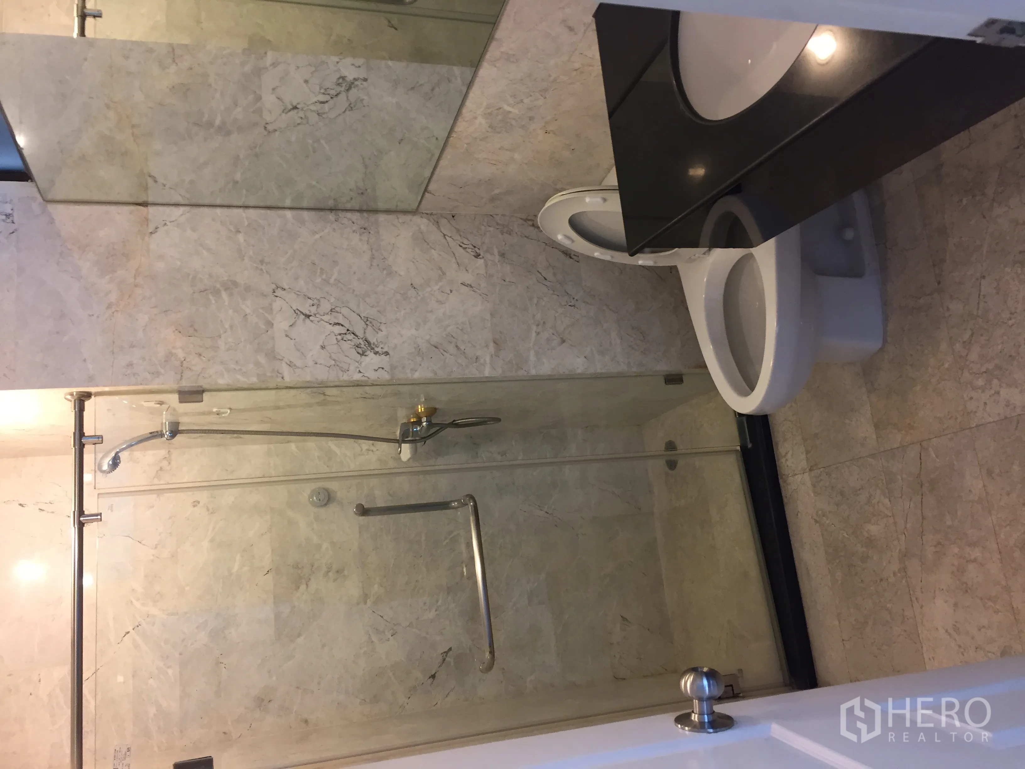 คอนโด ให้เช่าในWatthana, Bangkok - ห้องน้ำที่สองพร้อมตู้กระจกกั้นอาบน้ำ กระเบื้องลายหินอ่อน และเคาน์เตอร์โมเดิร์น