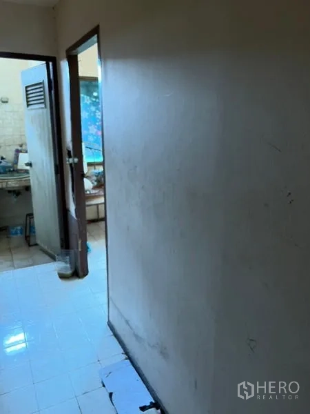 อาคารพาณิชย์ ให้เช่าในWatthana, Bangkok - โถงทางเดินเชื่อมไปยังส่วนครัวและพื้นที่อเนกประสงค์แบบง่าย