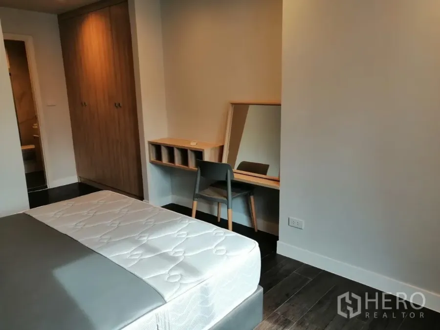 อพาร์ทเมนท์ ให้เช่าในKhlong Toei, Bangkok - ห้องนอนหลักพร้อมเตียง ตู้เสื้อผ้าบิวท์อิน และโต๊ะเครื่องแป้ง พื้นไม้โทนเข้ม