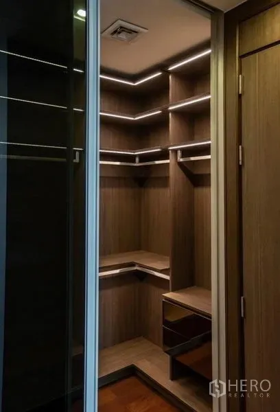 คอนโด ให้เช่า - ห้องแต่งตัวแบบวอล์กอิน ชั้นไม้และไฟเส้น LED