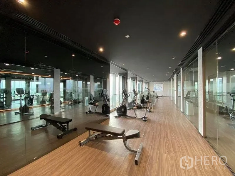 คอนโด ขายในRatchathewi, Bangkok - ห้องฟิตเนสพร้อมเครื่องคาร์ดิโอ ม้านั่งเวท ผนังกระจก และวิวเมือง