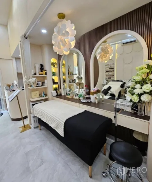 พื้นที่ขายปลีก ให้เช่าในWatthana, Bangkok - เตียงทำทรีตเมนต์ หน้ากระจกคู่ โคมไฟแขวน และชั้นของ