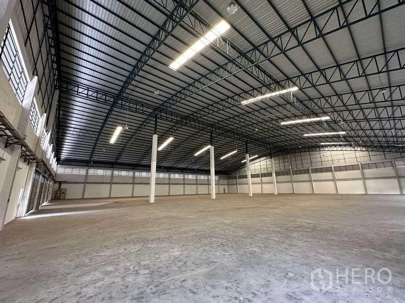 Warehouse for rent in Samut Prakan - Open clear-span warehouse floor with ventilated walls and even illumination.
