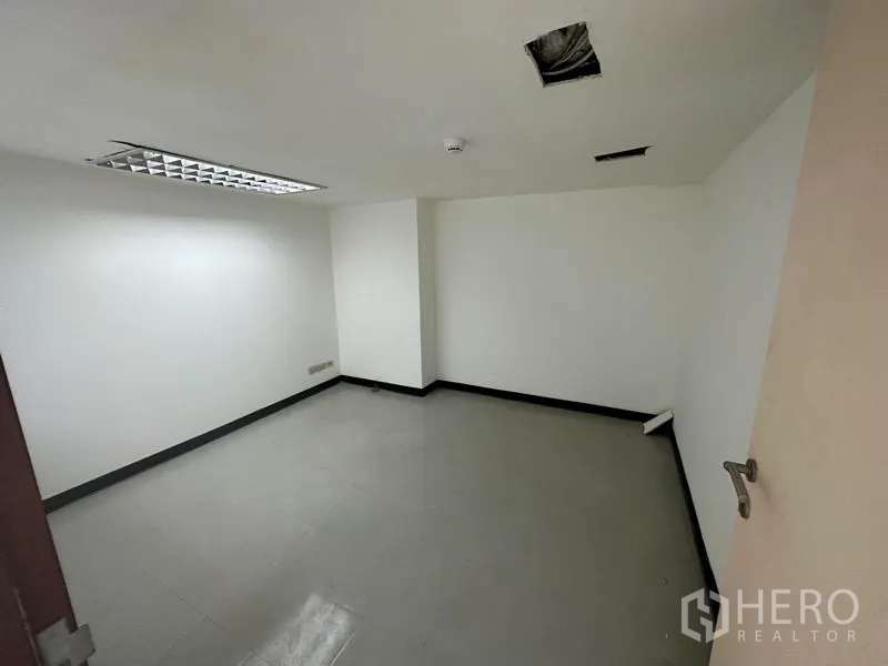 办公空间 出租在Khlong Toei, Bangkok - 小型办公室，简洁墙面，天花检修口可见