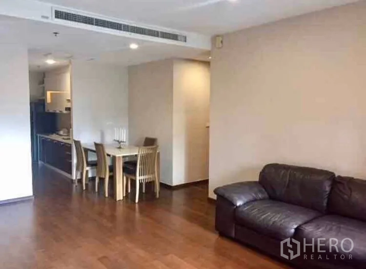 คอนโด ให้เช่าในKhlong Toei, Bangkok - มุมรับประทานอาหารแบบโอเพ่นแพลน โต๊ะสี่ที่นั่งติดกับห้องนั่งเล่นและทางเข้าครัว