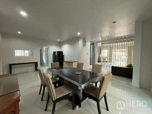 独立式住宅 出租在Bang Kapi, Bangkok - 开放式餐区，六人餐桌、筒灯照明，可通向起居空间。