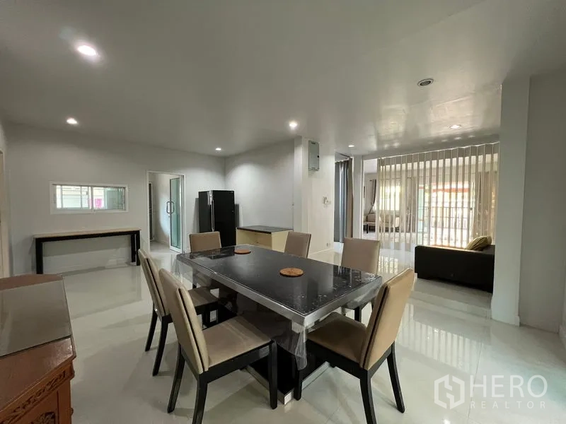 独立式住宅 出租在Bang Kapi, Bangkok - 开放式餐区，六人餐桌、筒灯照明，可通向起居空间。