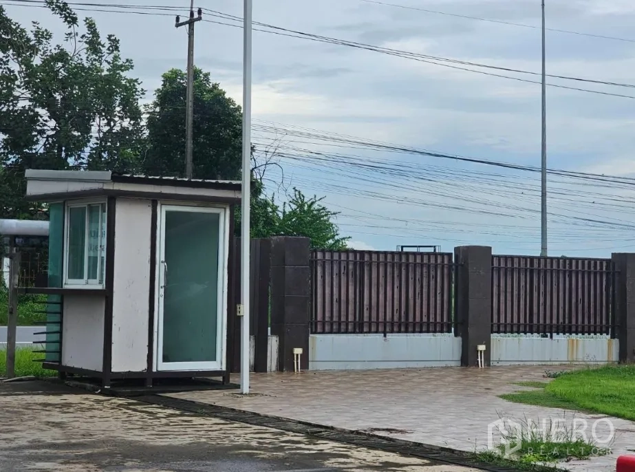 คลังสินค้า ให้เช่าในLam Luk Ka, Pathum Thani - ประตูทางเข้าและป้อมยามรักษาความปลอดภัยของทรัพย์สิน