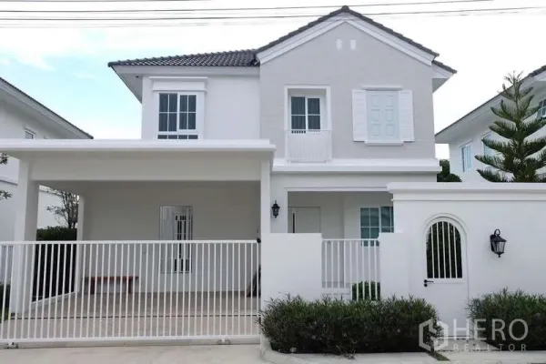 Detached House for rent in Bang Phli, Samut Prakan - Bright two-storey detached house with white fence, carport and gable roof in Bang Phli.