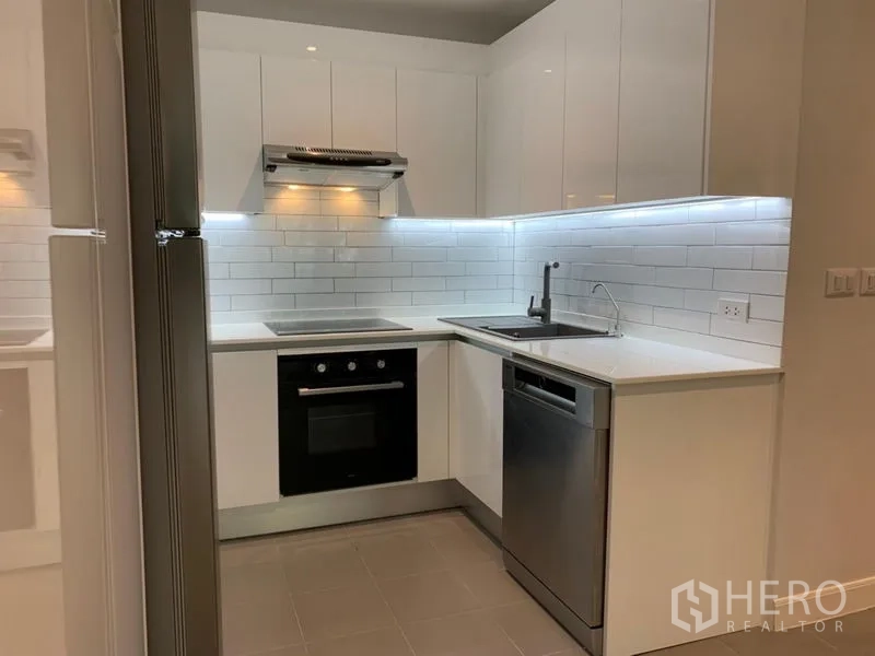 คอนโด ขายในWatthana, Bangkok - ครัวรูปตัวแอลพร้อมเตาไฟฟ้า เตาอบ อ่างล้างจาน และเครื่องล้างจาน