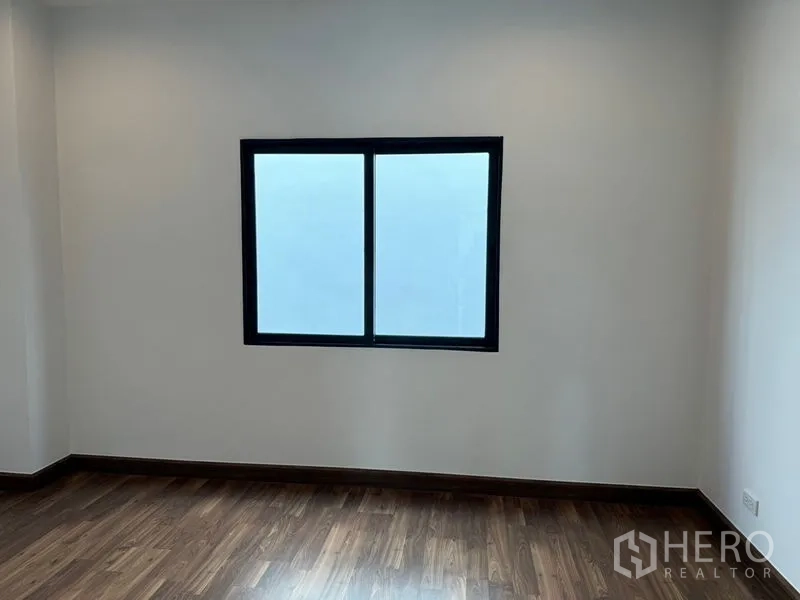 สำนักงานที่บ้าน ให้เช่าหรือขายในBang Na, Bangkok - ห้องนอนพื้นไม้ พร้อมหน้าต่างบานเลื่อนกระจกฝ้า