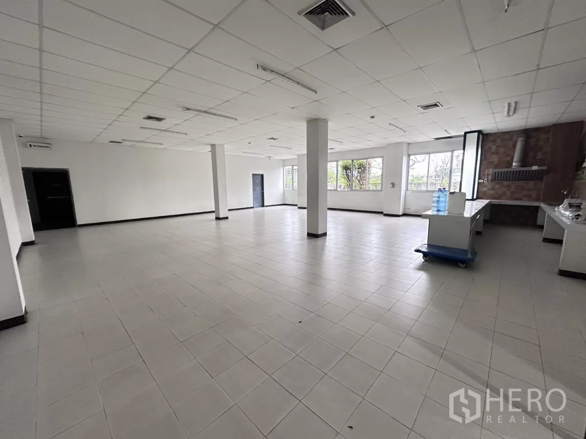 โรงงาน ขายในLat Krabang, Bangkok - ห้องพักรับประทานอาหาร/โรงอาหาร พื้นกระเบื้อง หน้าต่างกว้าง เคาน์เตอร์บิวท์อิน