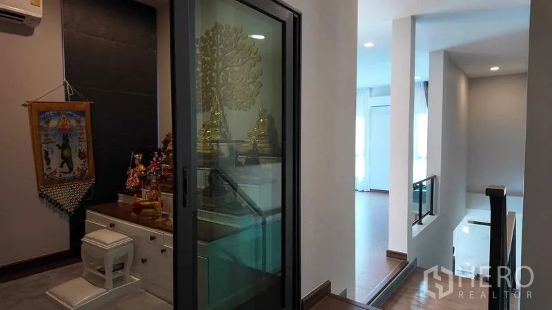 บ้าน ให้เช่าหรือขายในBang Na, Bangkok - โถงชั้นบนพร้อมห้องพระ/ทำสมาธิประตูกระจกข้างบันได
