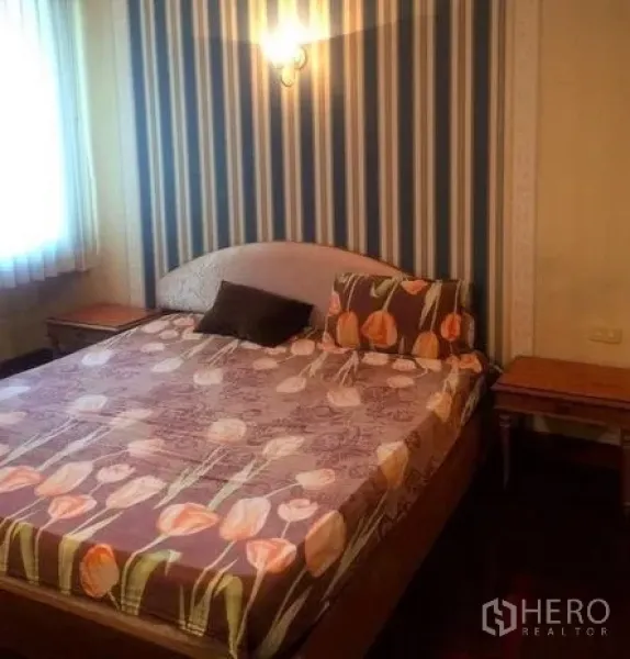 คอนโด ให้เช่าในWatthana, Bangkok - ห้องนอนอบอุ่น เตียงคู่ ผนังลายทาง และโต๊ะข้างเตียง