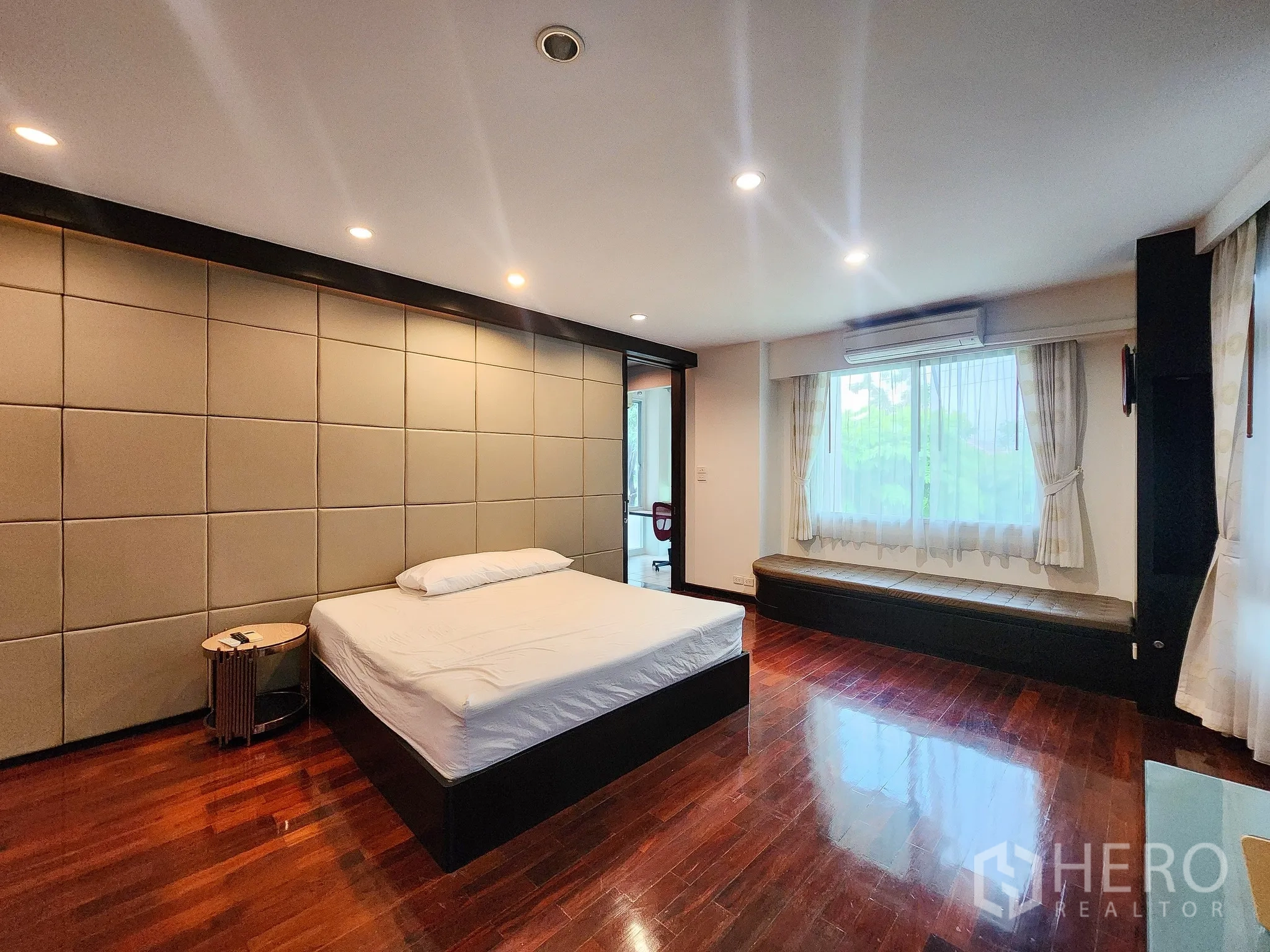 独立式住宅 出租在Bang Kapi, Bangkok - 主卧窗边长椅，坐拥绿意景观。