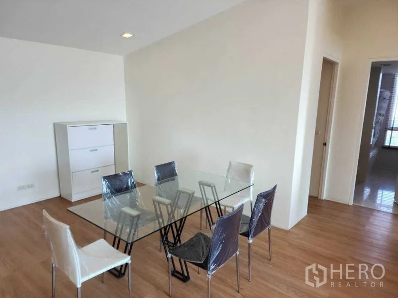 คอนโด ให้เช่าในPhaya Thai, Bangkok - มุมทานอาหารสว่างโปร่ง โต๊ะกระจกและเก้าอี้หกตัว พื้นไม้