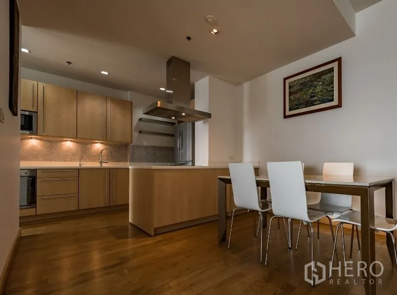 คอนโด ให้เช่าในWatthana, Bangkok - ครัวสไตล์โมเดิร์นโทนไม้ยอ่อน มีไอแลนด์ เครื่องดูดควัน เครื่องใช้บิลท์อิน และโต๊ะทานอาหารสี่ที่นั่ง