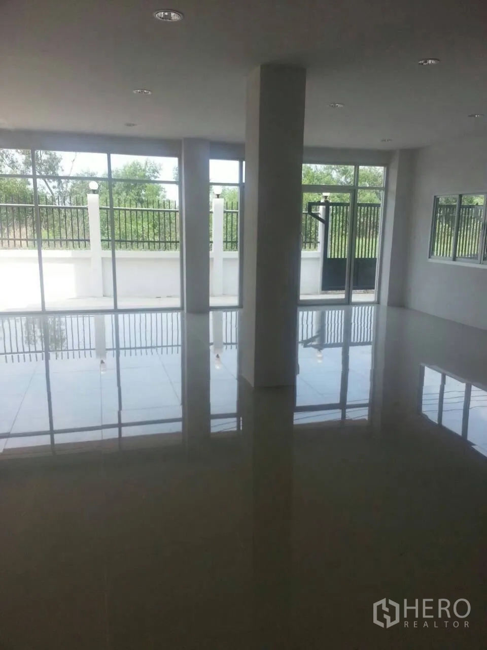 Factory for rent or sale in Khlong Luang, Pathum Thani - Bright open‑plan office with full‑height windows looking out to the perimeter fence.