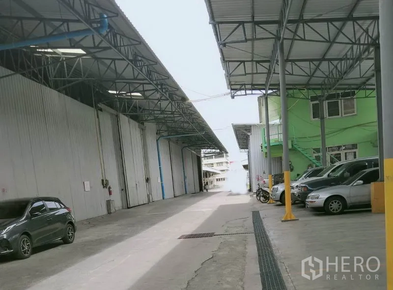 คลังสินค้า ให้เช่าในKhlong Luang, Pathum Thani - ทางสัญจรระหว่างอาคารโกดังกว้าง มีหลังคาคลุมลานขนถ่ายสินค้าและที่จอดรถ