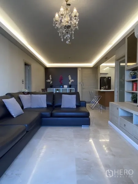 คอนโด ให้เช่าในBang Rak, Bangkok - โซนนั่งเล่นแบบเปิดโล่ง โซฟาหนังตัวใหญ่ เพดานซ่อนไฟและพื้นหินอ่อน