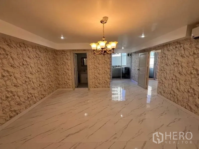 คอนโด ให้เช่าหรือขายในWatthana, Bangkok - ห้องอเนกประสงค์ขนาดใหญ่ พื้นลายหินอ่อน และโคมไฟคลาสสิก