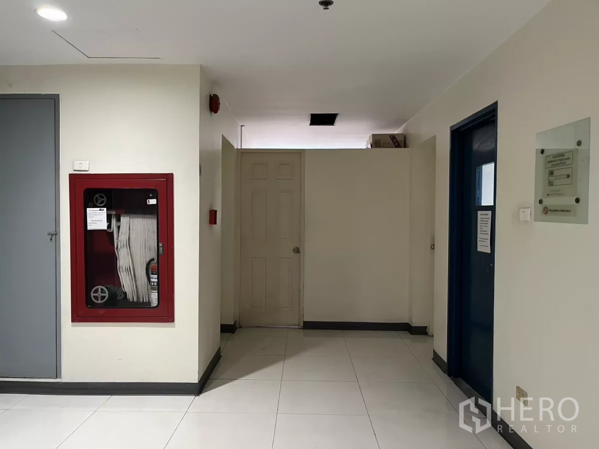 สำนักงาน ให้เช่าในBang Rak, Bangkok - โถงส่วนกลางมีกล่องสายฉีดน้ำดับเพลิงและอุปกรณ์ฉุกเฉิน