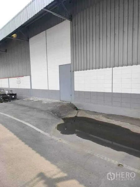 Warehouse for rent in Lat Krabang, Bangkok - Side entrance under canopy with drainage beside the warehouse