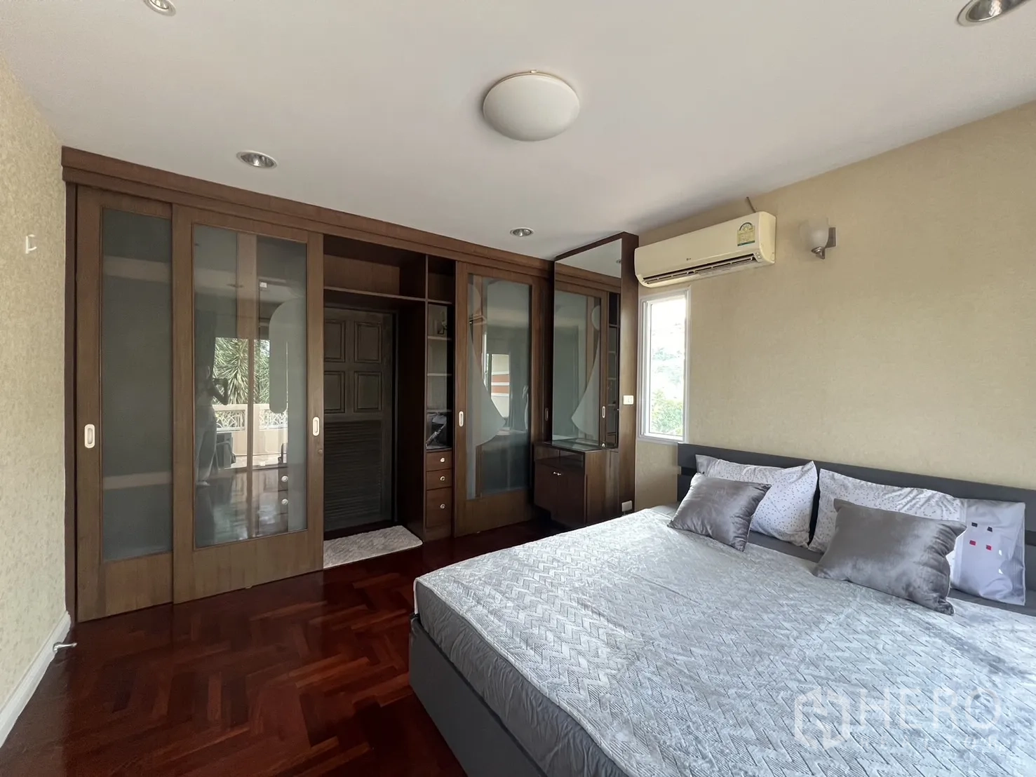 บ้าน ให้เช่าในLat Krabang, Bangkok - ห้องนอนหลัก ตู้เสื้อผ้าบิวท์อิน พื้นไม้ และเครื่องปรับอากาศ