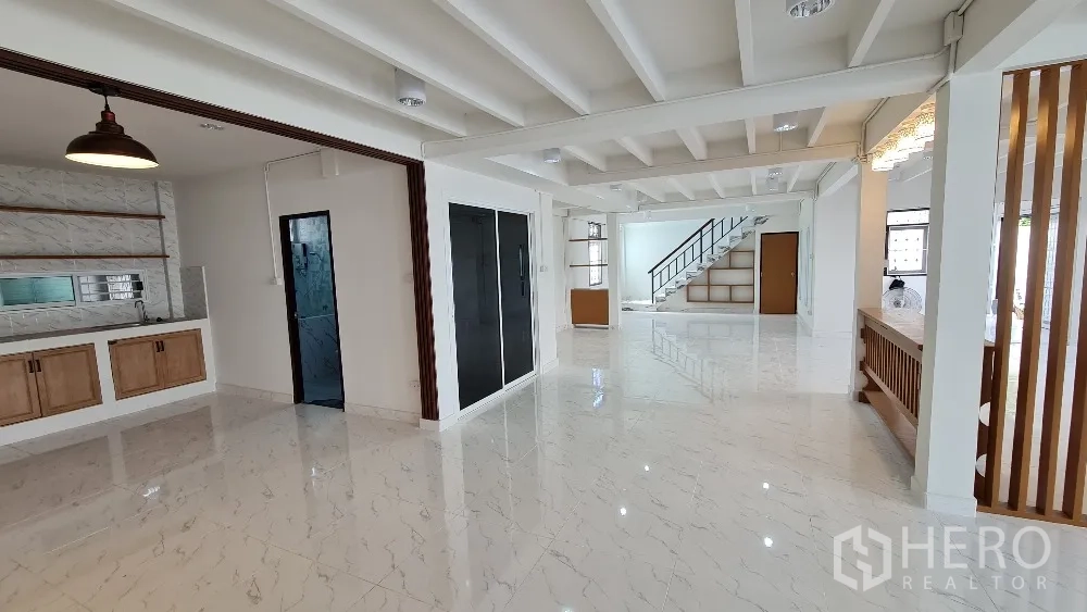 บ้านเดี่ยว for rent in Lat Phrao, Bangkok - ชั้นล่างแบบเปิดโล่ง มีแพนทรีครัว ตู้ไม้ และโคมไฟแขวน